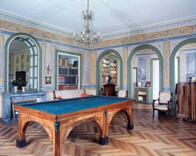 Intérieur : salle du billard et petit salon, de trois quarts. © Yves Sancey / Région Bourgogne-Franche-Comté, Inventaire du patrimoine - 1995