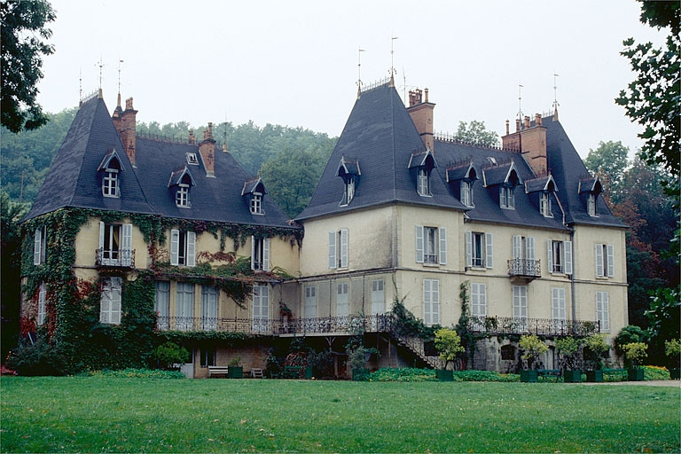 Façade postérieure du château vue depuis le sud-est. © Jérôme Mongreville / Région Bourgogne-Franche-Comté, Inventaire du patrimoine - 1995