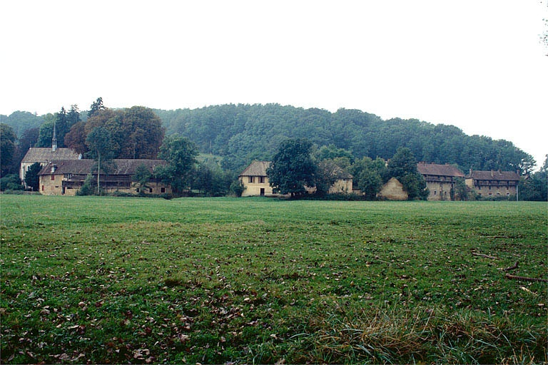 Vue d'ensemble depuis l'est. © Jérôme Mongreville / Région Bourgogne-Franche-Comté, Inventaire du patrimoine - 1995
