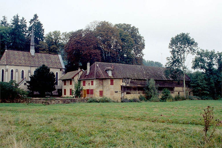 Vue depuis le sud-est.De gauche à droite : chapelle, école et atelier de fabrication le long de la Brenne. © Jérôme Mongreville / Région Bourgogne-Franche-Comté, Inventaire du patrimoine - 1995
