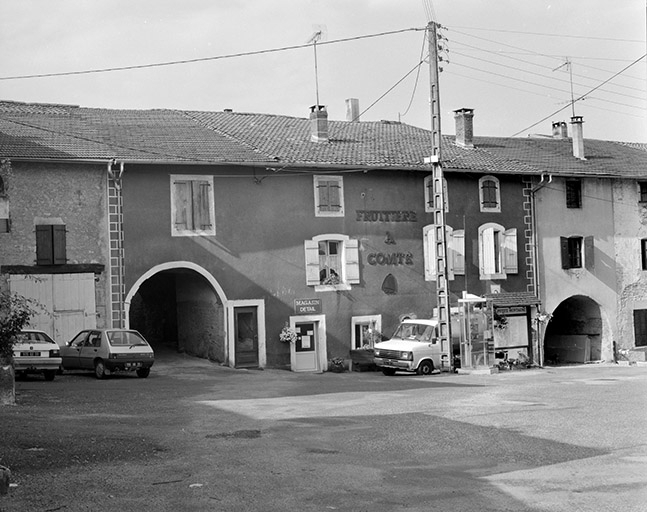 Vue d'ensemble de la façade antérieure. © Yves Sancey / Région Bourgogne-Franche-Comté, Inventaire du patrimoine - 1995