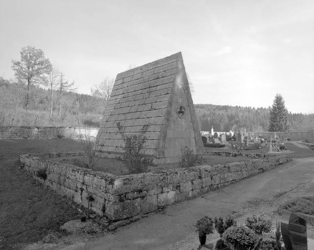Tombeau d'Emmanuel Jobez : façade postérieure de trois quart droite. © Yves Sancey / Région Bourgogne-Franche-Comté, Inventaire du patrimoine - 1995 Tombeau d'Emmanuel Jobez : façade postérieure de trois quart droite. © Yves Sancey / Région Bourgogne-Franche-Comté, Inventaire du patrimoine - 1995