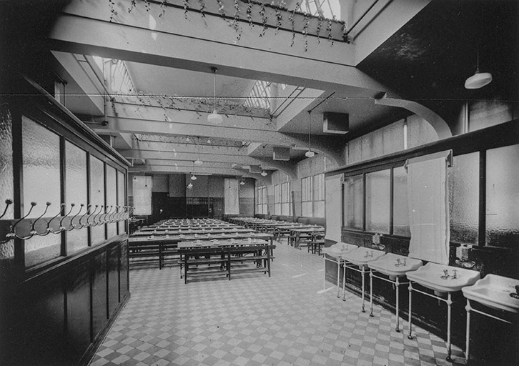 photographie cantine école professionnelle intérieur lanterneau © Jules Manias / Région Bourgogne-Franche-Comté, Inventaire du patrimoine - 1996  photographie cantine école professionnelle intérieur lanterneau © Jules Manias / Région Bourgogne-Franche-Comté, Inventaire du patrimoine - 1996