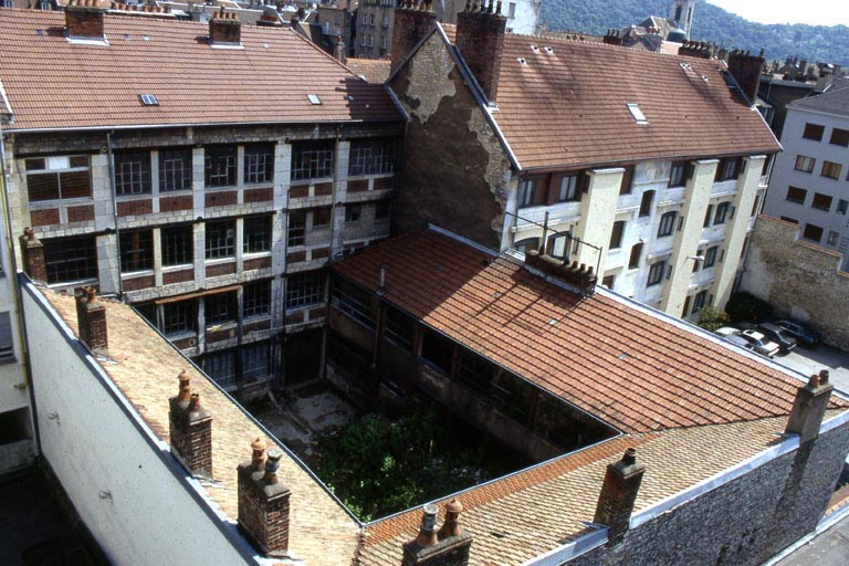 Façade postérieure et ateliers autour de la cour : vue plongeante. © Jérôme Mongreville / Région Bourgogne-Franche-Comté, Inventaire du patrimoine - 1996
