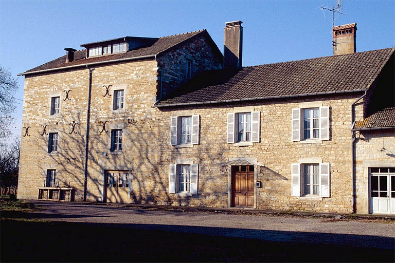 Façade antérieure de trois quarts droite. © Jérôme Mongreville / Région Bourgogne-Franche-Comté, Inventaire du patrimoine - 1996