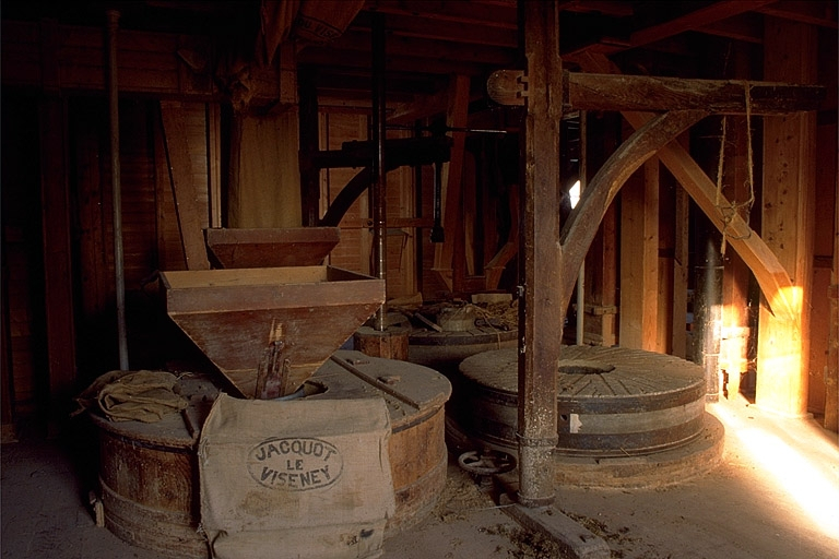 Meules avec leur potence. © Jérôme Mongreville / Région Bourgogne-Franche-Comté, Inventaire du patrimoine - 1996