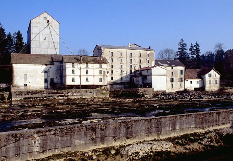 Façades postérieures de la minoterie sur la rivière de l'Ain. © Jérôme Mongreville / Région Bourgogne-Franche-Comté, Inventaire du patrimoine - 1996