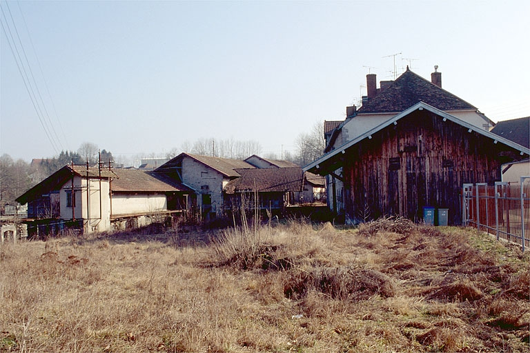 De gauche à droite : transformateur, atelier de fabrication, logement et remise à automobile. Au premier plan, aire des produits manufacturés. © Jérôme Mongreville / Région Bourgogne-Franche-Comté, Inventaire du patrimoine - 1996