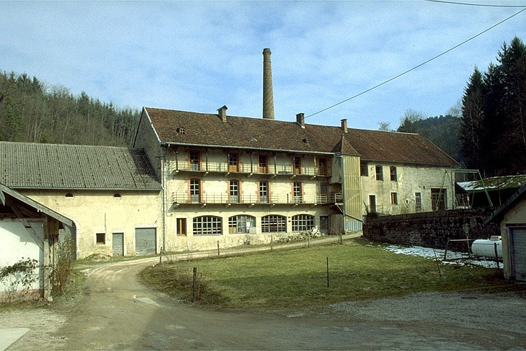 Au second plan de gauche à droite : parties agricoles, atelier de fabrication et logement, remise à automobile. © Jérôme Mongreville / Région Bourgogne-Franche-Comté, Inventaire du patrimoine - 1996