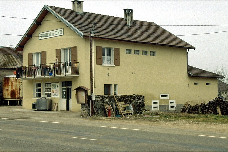 Vue d'ensemble depuis l'est. © Jérôme Mongreville / Région Bourgogne-Franche-Comté, Inventaire du patrimoine - 1996