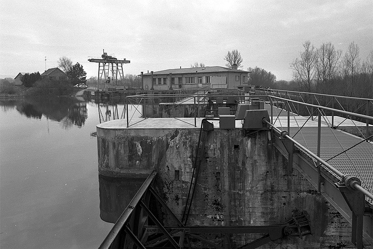 De gauche à droite :logement, pont roulant, salle des machines, barrage et vannes-secteur au premier plan. © Jérôme Mongreville / Région Bourgogne-Franche-Comté, Inventaire du patrimoine - 1996