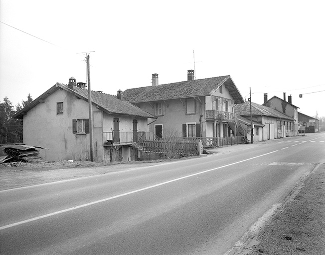 Vue d'ensemble depuis le nord.Logements et atelier de fabrication. © Jérôme Mongreville / Région Bourgogne-Franche-Comté, Inventaire du patrimoine - 1996