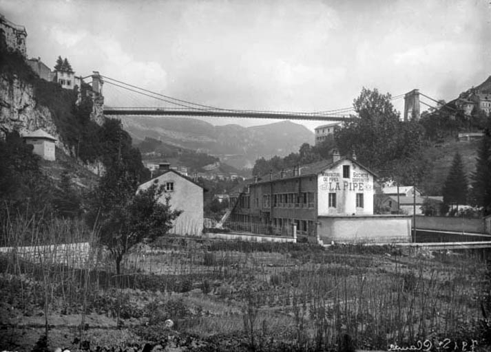 [Vue d'ensemble depuis le nord-ouest]. © Jérôme  Mongreville (reproduction), Jules Manias / Région Bourgogne-Franche-Comté, Inventaire du patrimoine - 1996