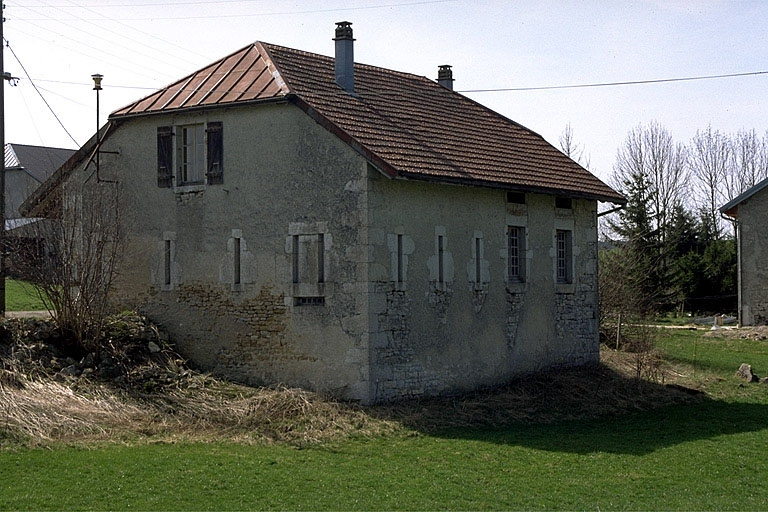 Façades postérieure et latérale gauche. © Jérôme Mongreville / Région Bourgogne-Franche-Comté, Inventaire du patrimoine - 1996