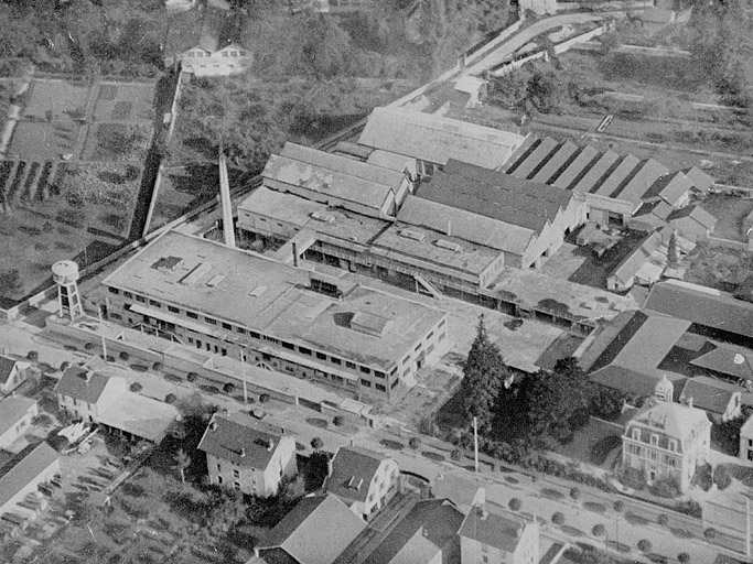 [Vue aérienne des Fromageries Bel à Lons le Saunier]. © Jérôme  Mongreville (reproduction) / Région Bourgogne-Franche-Comté, Inventaire du patrimoine - 1996