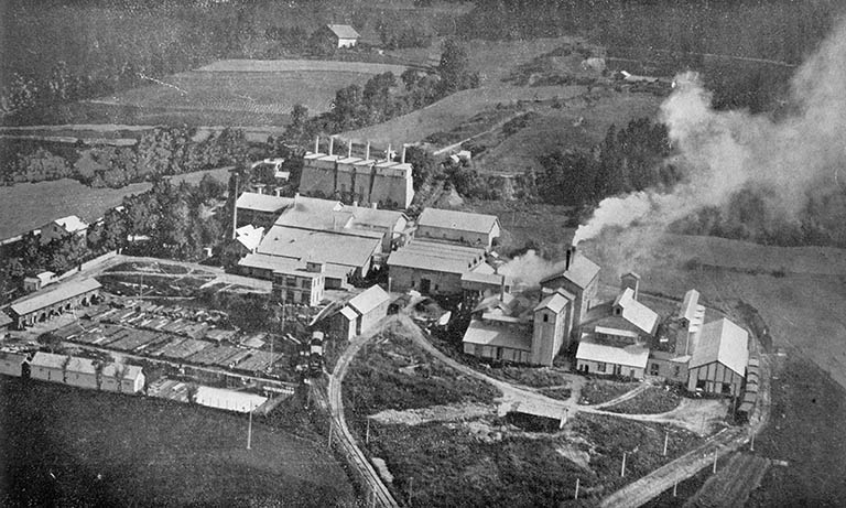 Vue aérienne de l'usine de Champagnole. © Jérôme  Mongreville (reproduction) / Région Bourgogne-Franche-Comté, Inventaire du patrimoine - 1996
