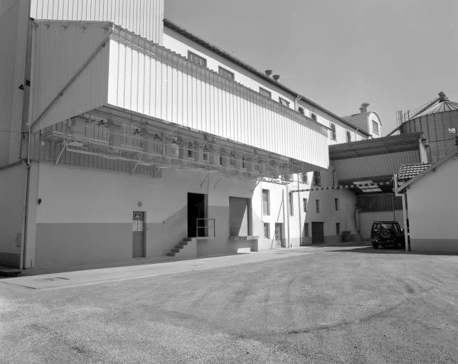 Façade antérieure de trois quarts gauche. © Jérôme Mongreville / Région Bourgogne-Franche-Comté, Inventaire du patrimoine - 1996