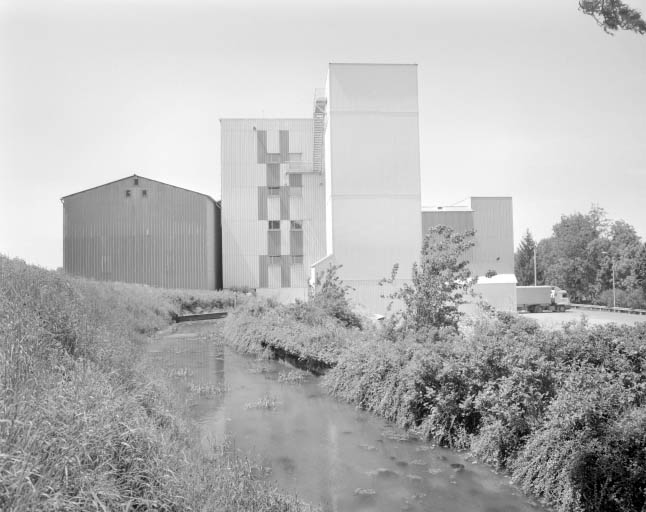 Silo et atelier de fabrication depuis l'est. © Jérôme Mongreville / Région Bourgogne-Franche-Comté, Inventaire du patrimoine - 1996