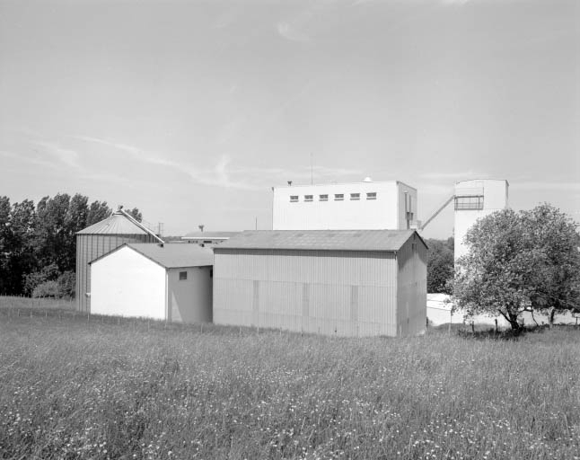 Silos et atelier de fabrication depuis le sud. © Jérôme Mongreville / Région Bourgogne-Franche-Comté, Inventaire du patrimoine - 1996