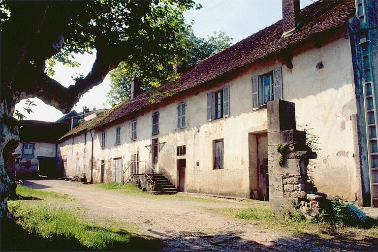 Corps de bâtiment renfermant les logements d'ouvriers et les parties agricoles. © Jérôme Mongreville / Région Bourgogne-Franche-Comté, Inventaire du patrimoine - 1996