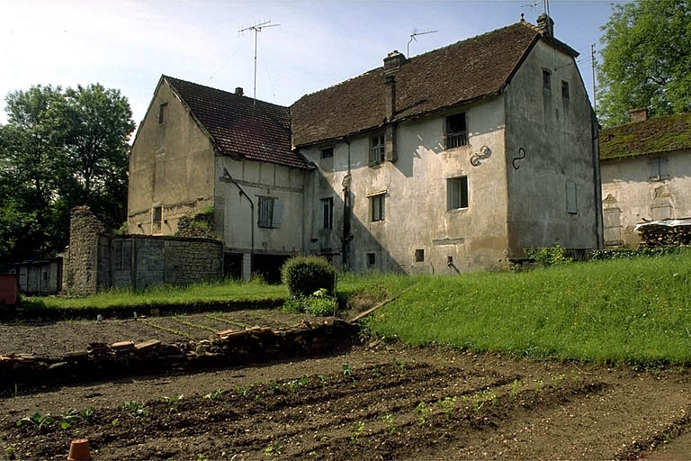 Bâtiment d'eau, atelier de fabrication et logement depuis le nord. © Jérôme Mongreville / Région Bourgogne-Franche-Comté, Inventaire du patrimoine - 1996