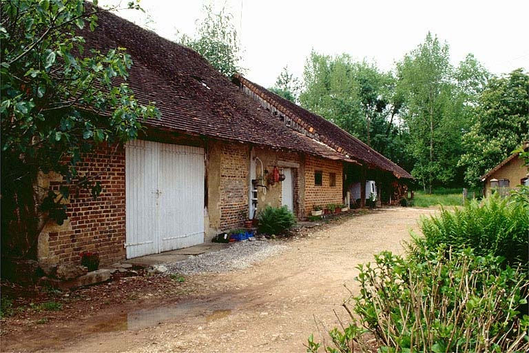 Remise et atelier de fabrication depuis le sud-est. © Jérôme Mongreville / Région Bourgogne-Franche-Comté, Inventaire du patrimoine - 1996