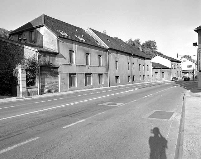 Bureau, remise, atelier de réparation et logement depuis le nord-est. © Jérôme Mongreville / Région Bourgogne-Franche-Comté, Inventaire du patrimoine - 1996 Bureau, remise, atelier de réparation et logement depuis le nord-est. © Jérôme Mongreville / Région Bourgogne-Franche-Comté, Inventaire du patrimoine - 1996