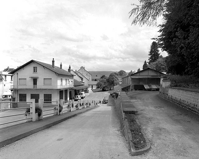 Atelier de réparation, remise, bureau et atelier de conditionnement depuis l'ouest. © Jérôme Mongreville / Région Bourgogne-Franche-Comté, Inventaire du patrimoine - 1996 Atelier de réparation, remise, bureau et atelier de conditionnement depuis l'ouest. © Jérôme Mongreville / Région Bourgogne-Franche-Comté, Inventaire du patrimoine - 1996