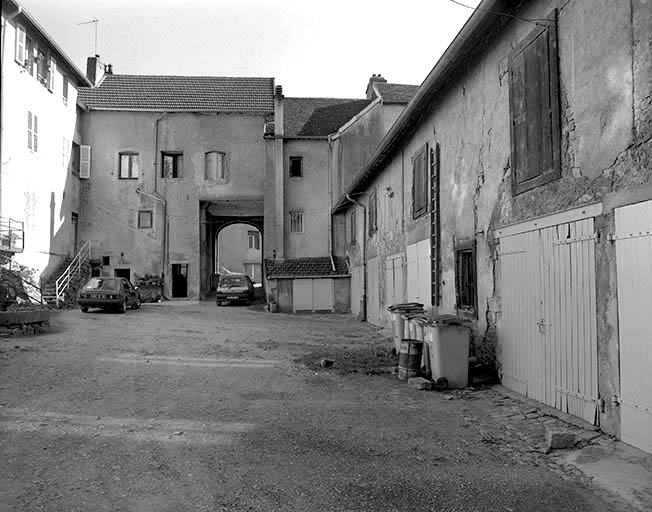 Cour du logement d'ouvriers. © Jérôme Mongreville / Région Bourgogne-Franche-Comté, Inventaire du patrimoine - 1996 Cour du logement d'ouvriers. © Jérôme Mongreville / Région Bourgogne-Franche-Comté, Inventaire du patrimoine - 1996