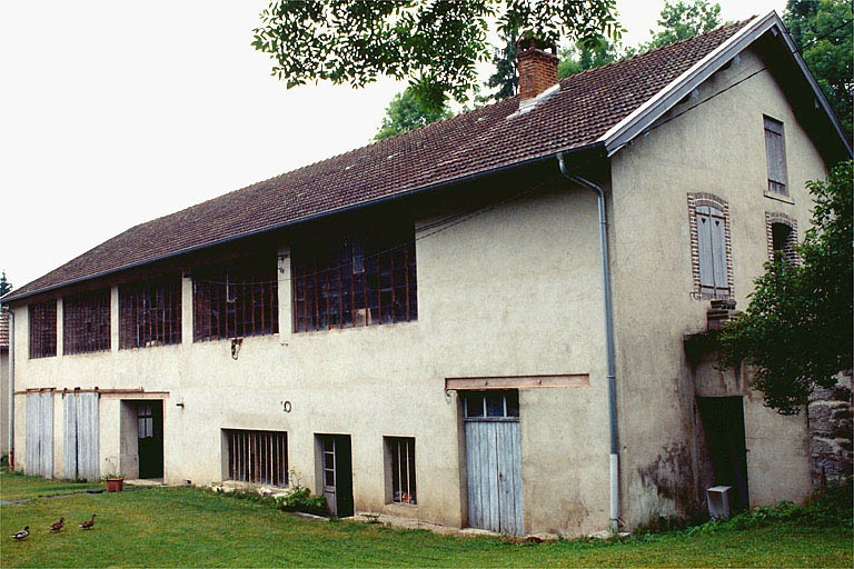 Bâtiment renfermant l'atelier de fabrication, l'atelier de réparation et l'entrepôt industriel. © Jérôme Mongreville / Région Bourgogne-Franche-Comté, Inventaire du patrimoine - 1996