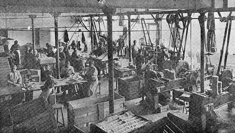 Fromageries Bel - Fabrique des boîtes en carton, milieu des années 1920. © Jérôme  Mongreville (reproduction) / Région Bourgogne-Franche-Comté, Inventaire du patrimoine - 1996