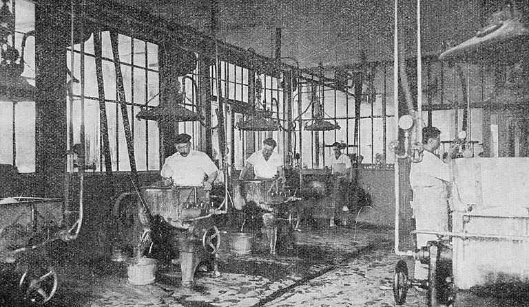 Fromageries Bel à Lons le Saunier - Fabrication des crèmes " Vache qui rit ", milieu des années 1920. © Jérôme  Mongreville (reproduction) / Région Bourgogne-Franche-Comté, Inventaire du patrimoine - 1996