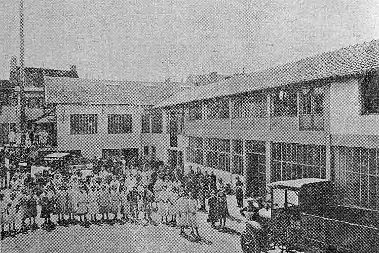 Usine des Fromageries Bel, rue de l'Aubépin, à Lons le Saunier, milieu des années 1920. © Jérôme  Mongreville (reproduction) / Région Bourgogne-Franche-Comté, Inventaire du patrimoine - 1996