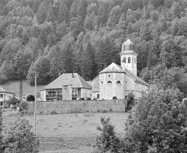 Le chevet et le presbytère. © Yves Sancey / Région Bourgogne-Franche-Comté, Inventaire du patrimoine - 1996