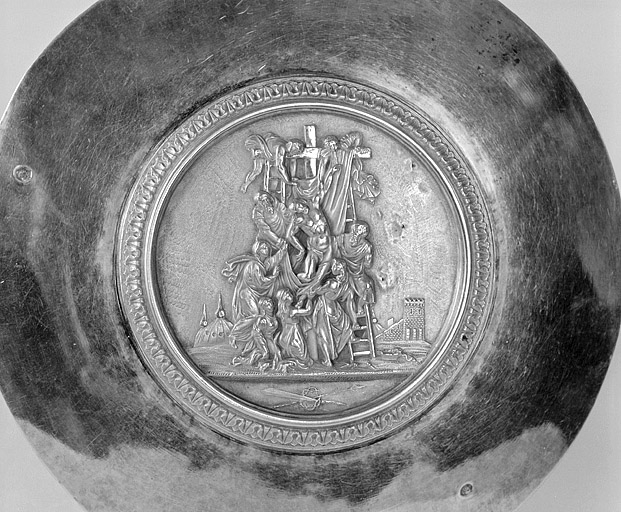 La descente de croix sur la patène. © Yves Sancey / Région Bourgogne-Franche-Comté, Inventaire du patrimoine - 1996