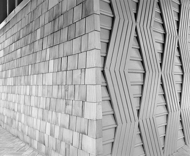 Détail du revêtement extérieur à l'angle de la façade ouest et de la face nord. © Yves Sancey / Région Bourgogne-Franche-Comté, Inventaire du patrimoine - 1996