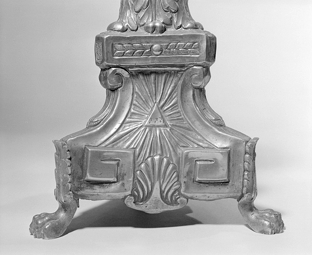 Le pied d'un chandelier vu du côté du triangle. © Yves Sancey / Région Bourgogne-Franche-Comté, Inventaire du patrimoine - 1996