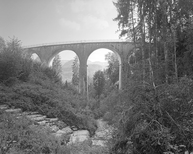 Le viaduc depuis le ruisseau du Nans. © Jérôme Mongreville / Région Bourgogne-Franche-Comté, Inventaire du patrimoine - 1996