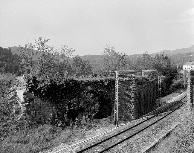 Ruines du pont du tramway enjambant la voie ferrée de Saint-Claude à Clairvaux-les-Lacs, à Lizon. © Jérôme Mongreville / Région Bourgogne-Franche-Comté, Inventaire du patrimoine - 1996