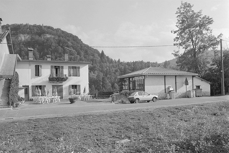 Façade antérieure de l'hôtel et salle de bal. © Jérôme Mongreville / Région Bourgogne-Franche-Comté, Inventaire du patrimoine - 1996