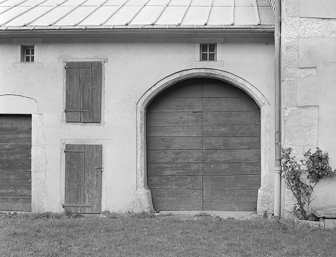 Porte d'accès aux communs. © Jérôme Mongreville / Région Bourgogne-Franche-Comté, Inventaire du patrimoine - 1996