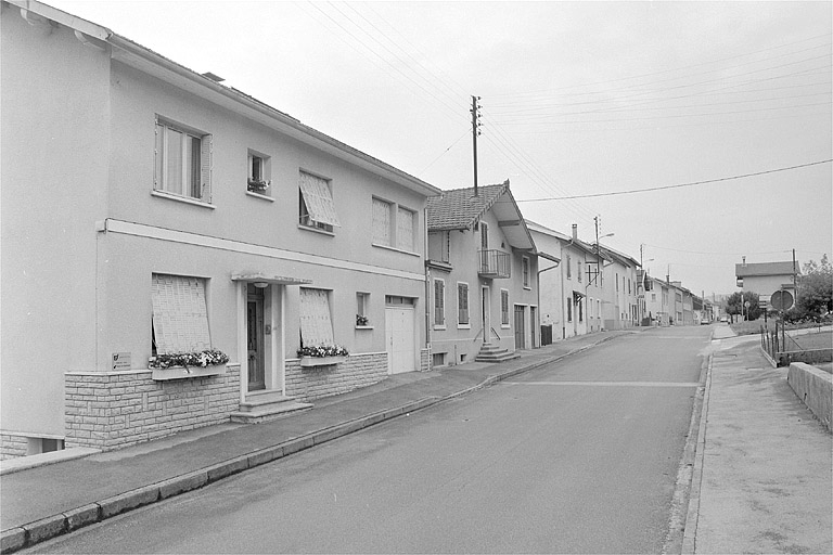 Rue de la Cueille, lotissement du début du 20e siècle. © Jérôme Mongreville / Région Bourgogne-Franche-Comté, Inventaire du patrimoine - 1996