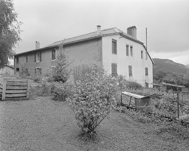 Façade postérieure et face sud. © Jérôme Mongreville / Région Bourgogne-Franche-Comté, Inventaire du patrimoine - 1996