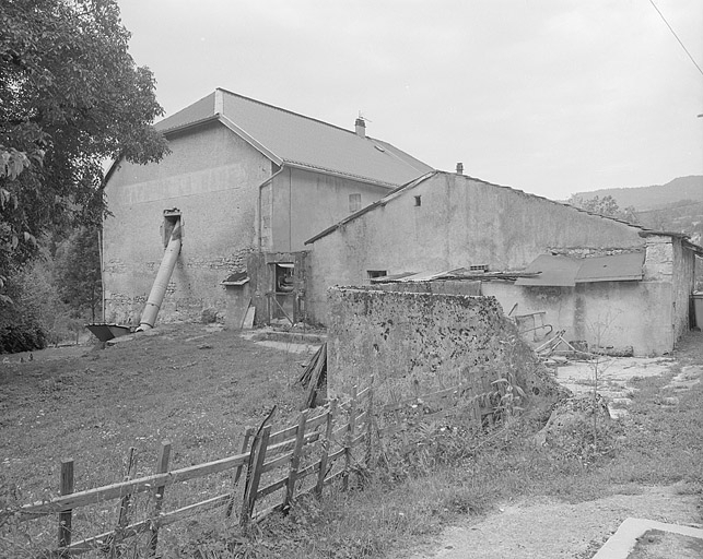 Face est de la ferme portant l'inscription « café de la gare ». © Jérôme Mongreville / Région Bourgogne-Franche-Comté, Inventaire du patrimoine - 1996