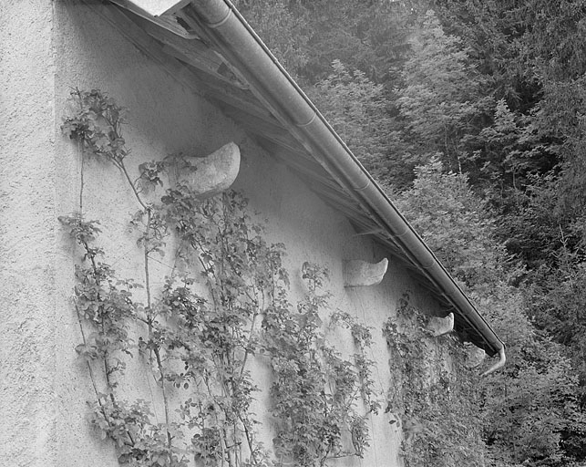 Corbeaux soutenant le chéneau amenant l'eau du toit à la citerne. © Jérôme Mongreville / Région Bourgogne-Franche-Comté, Inventaire du patrimoine - 1996