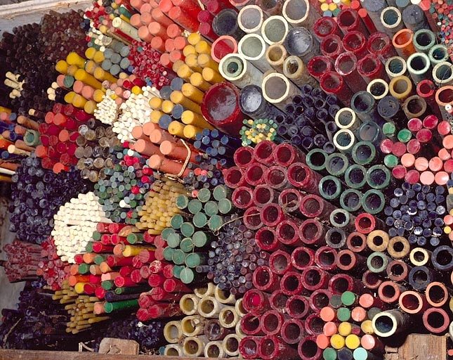 Tubes de galalithe avant transformation. © Jérôme Mongreville / Région Bourgogne-Franche-Comté, Inventaire du patrimoine - 1996