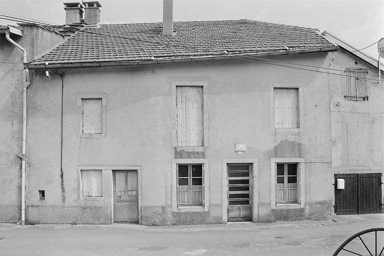 Façade du magasin sur la rue. © Jérôme Mongreville / Région Bourgogne-Franche-Comté, Inventaire du patrimoine - 1996