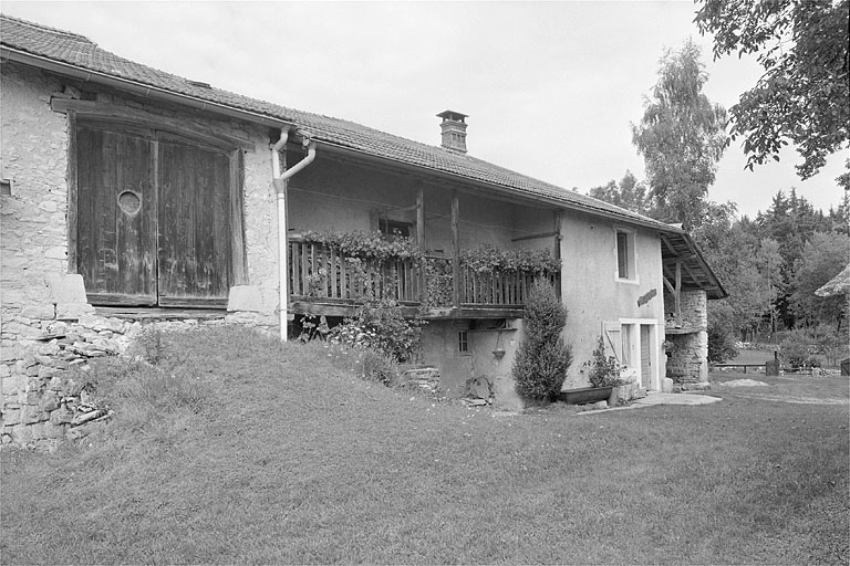 Façade antérieure, balcon en galerie. © Jérôme Mongreville / Région Bourgogne-Franche-Comté, Inventaire du patrimoine - 1996