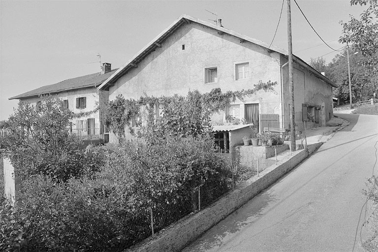 Vue de la ferme depuis le bas de la rue. © Jérôme Mongreville / Région Bourgogne-Franche-Comté, Inventaire du patrimoine - 1996