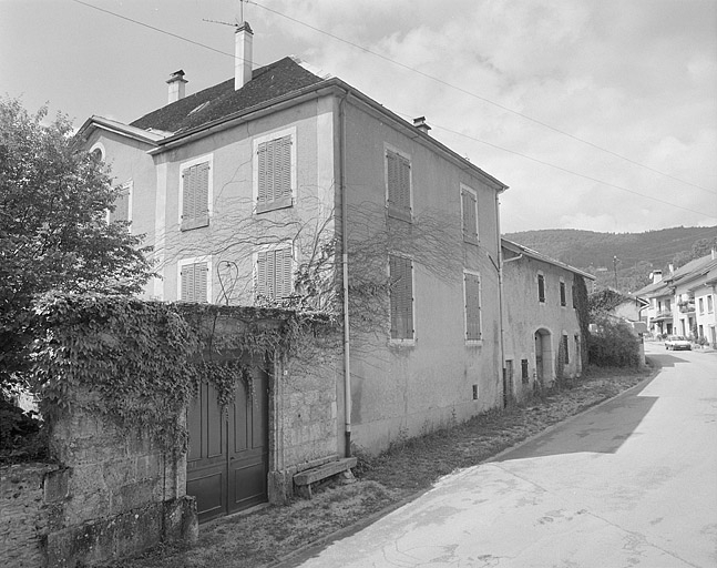 L'ensemble du bâtiment depuis la rue du curé Marquis. © Jérôme Mongreville / Région Bourgogne-Franche-Comté, Inventaire du patrimoine - 1996